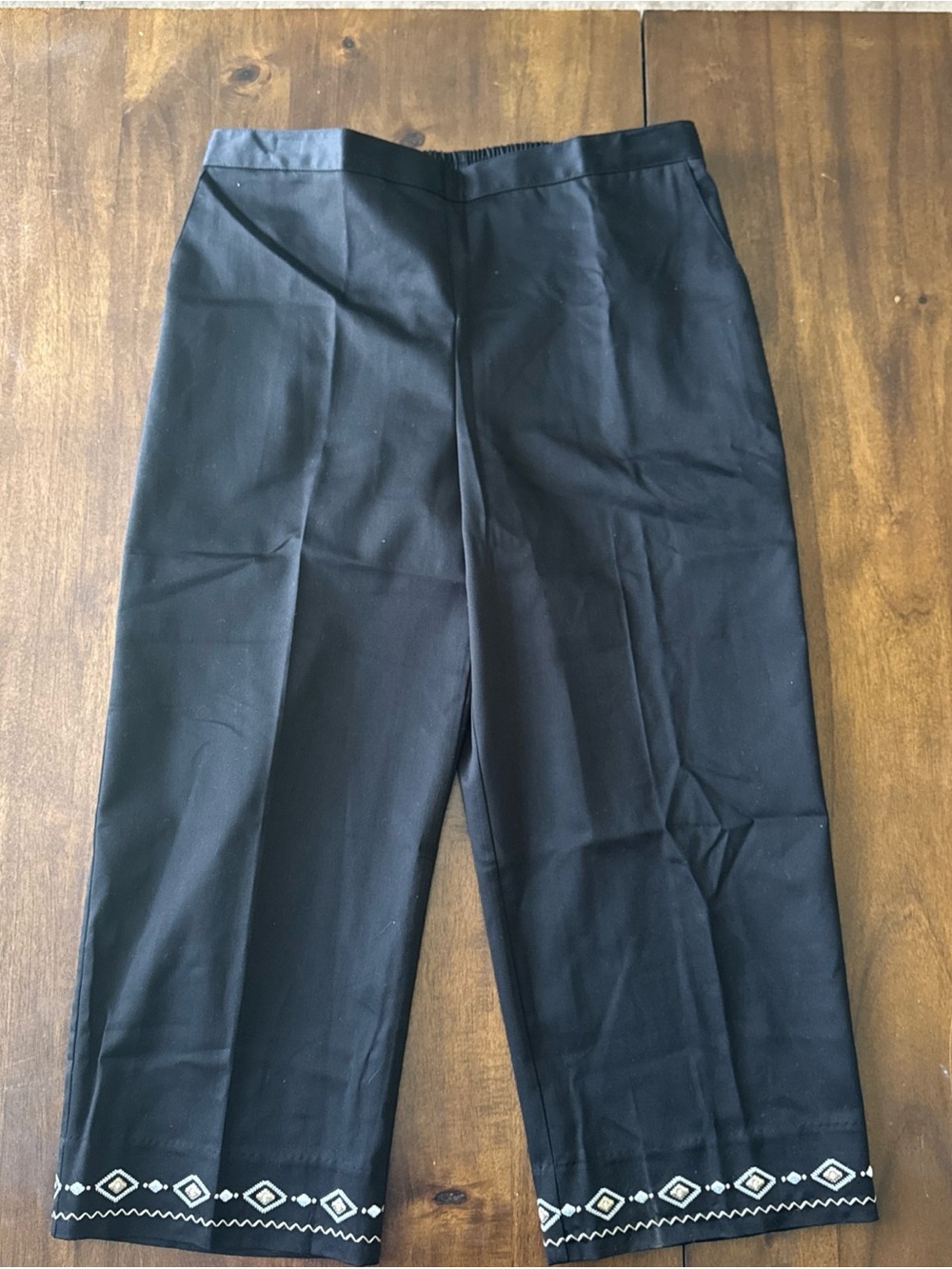 New Alfred Dunner Black Capri Cropped Pant Black Pull On 14 Embroidered Hem